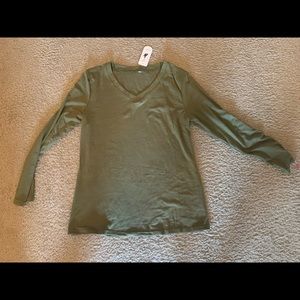 Long sleeve v neck shirt